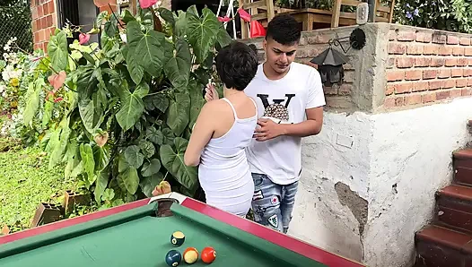 Ik leg aan mijn sexy latina-stiefzus uit hoe ze moet biljarten als excuus om haar uiteindelijk te neuken