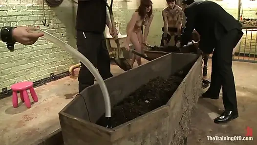 Sophie Monroe namı diğer Dolly Meats 1. gün canlı gömüldü, aşağılandı ve işkence edildi