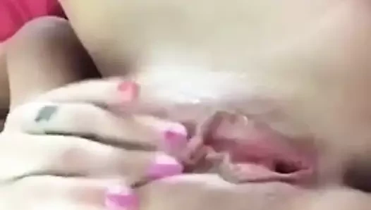 Kolejli kız tuvalette