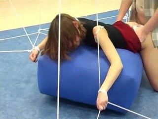 Bağlı esmer darbeler ve sikikleri içinde seksi pozisyonda