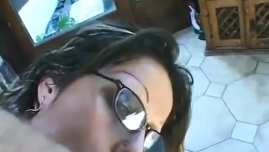 Gözlüklü iri güzel kız ilk kez anal seks yapıyor