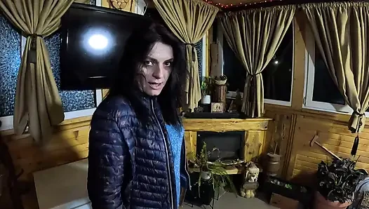 Верблюжья лапка милфа танцует, соблазняет и писает в ее джинсах - мокрая фетиш-фантазия 335