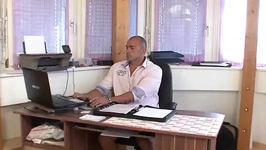 Olgun esmer yoğun ofis masasında