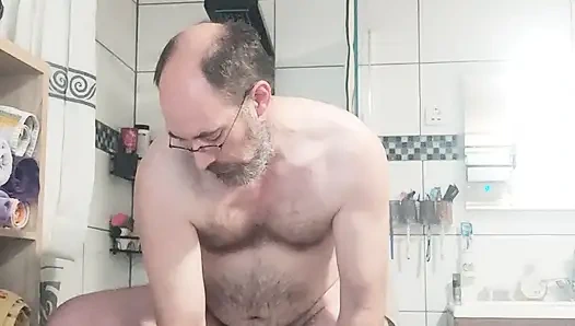 Duş aldıktan sonra boşalıyor