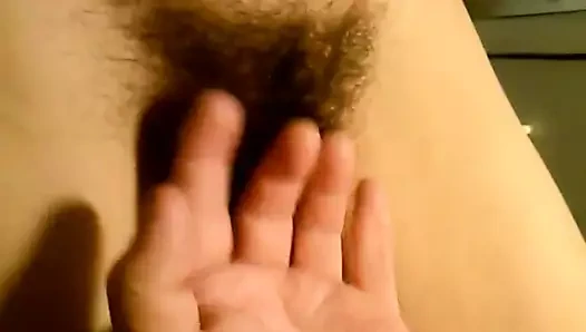 karımın çalılarını okşamak