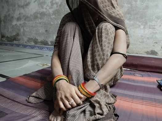 Hintli kadın ilk kez devar tarafından sert sikiliyor