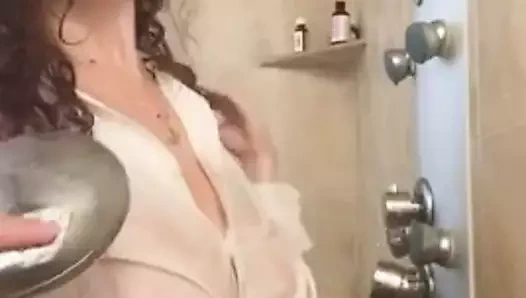 Duşta büyük memeli kız