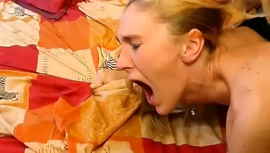 Muhteşem Fransız sarışın kalın bir yarağa ıslak deliklerini veriyor