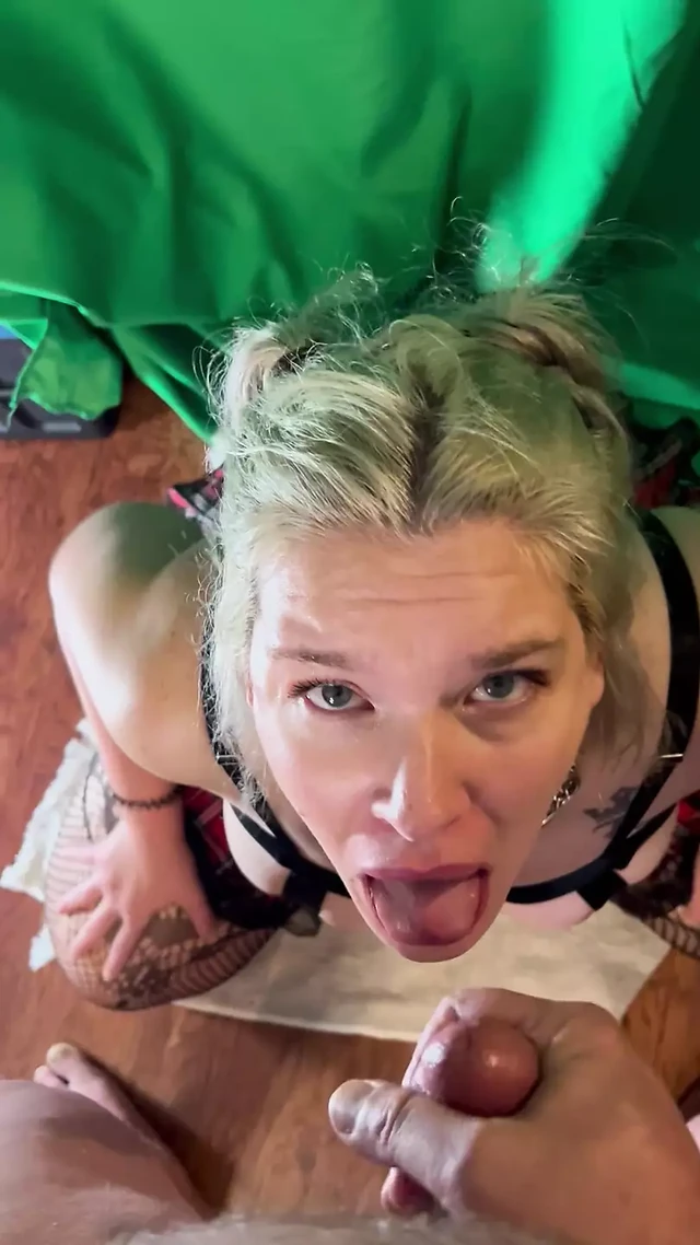 Камшот на лицо по пятницам это развлечение.