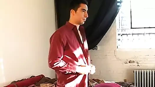 Yaramaz popo korsan sebastian yatakta ayaklarıyla dalga geçiyor