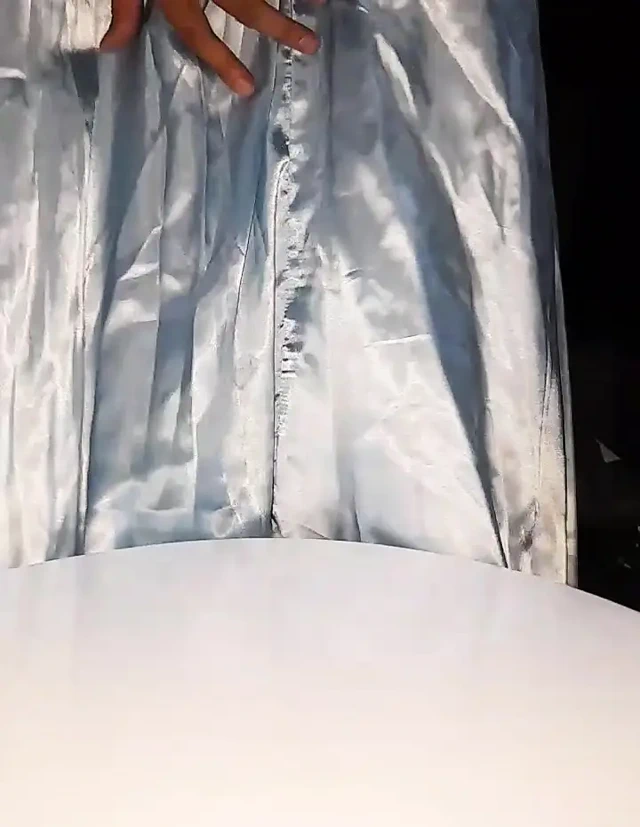 Travesti boşalması zarif saten top elbisesi giyiyor