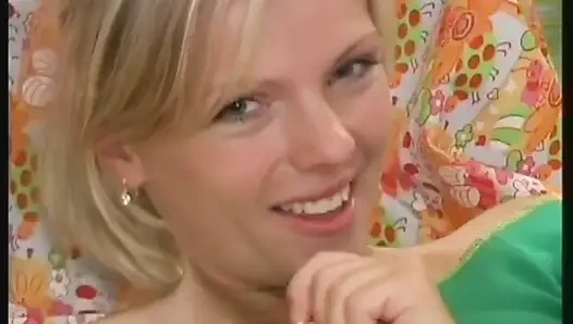 Küçük memeli harika sarışın genç kız sıkı amına dildoyla mastürbasyon yapıyor ve eğleniyor