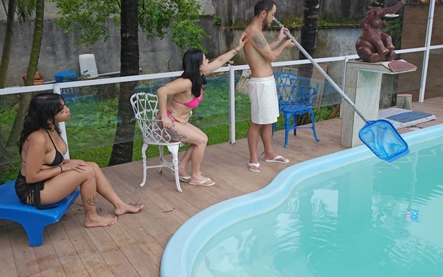Apartmandaki zengin kızlar havuzda yardım istedi ve işler ters gitti