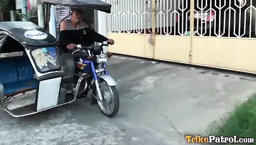 Sarışın Filipinli kadın femme fatale