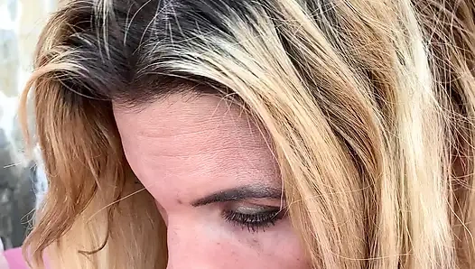 Sarışın orta yaşlı seksi kadın bakış açısıyla yarak emiyor