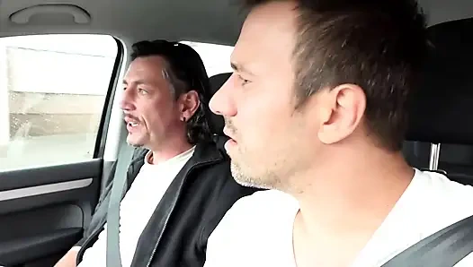 Büyük memeli dövmeli kız limuzinde mastürbasyon yapıyor