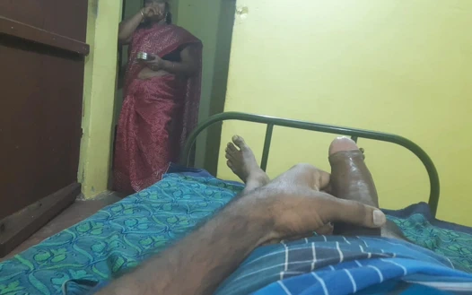 Üvey oğlum yatakta yatıyordum, penisimi elimde tutuyordum, aniden üvey annem oraya geldi ve beni görünce şok oldu.