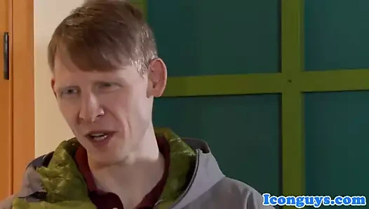 kaslı dudes assfucking içinde çamaşır odası