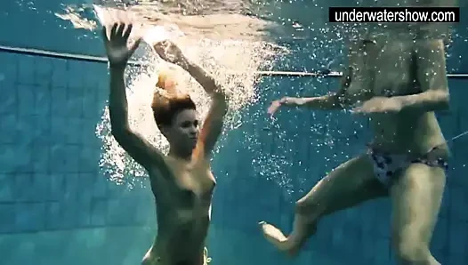 Su altında vücutlarını gösteren iki seksi amatör