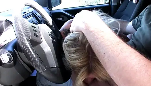 Sarışın piliç arabada büyük penisi boşaltıyor