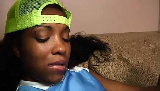 Kızlar spordan sonra ateşli yalama oyunlarında şımartılıyor