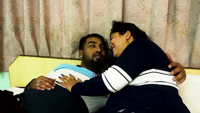 Hintli edepsiz kadın sevgilisiyle sikişiyor