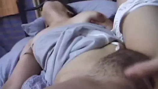 Sıcak Japon bebek kahrolası üzerinde üst ile kıllı kedi