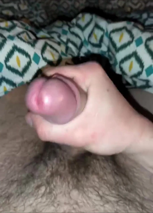 Yatağa giderken elle muamele ve tişörtüme güzel boşalma