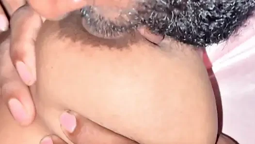 Hintli kadın sağıyor ve tam seks videosu
