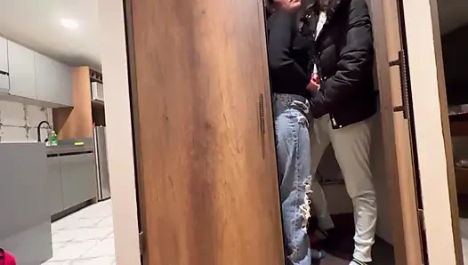 Ateşli lezbiyen seks için genç götlerimizi ezelim