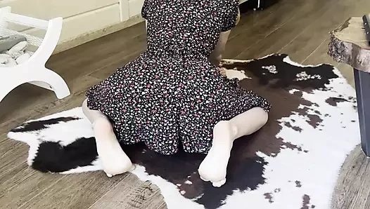 Kısa elbiseli güzel bir kızın evde yogası