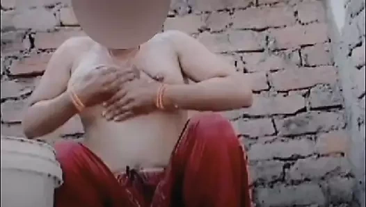 Ateşli Hintli kız çıplak ve büyük göğüslerini ovalarken banyo yapıyor