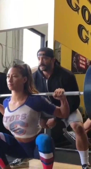 Ev d20 güçlü kız görünüyor şişman kedi