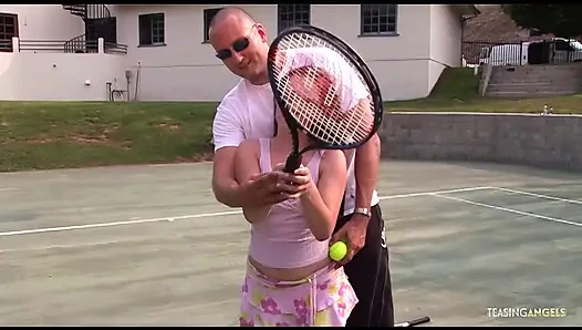 Tenis antrenmanı yaptıktan sonra şişman götlü esmer kızın penetrasyona ihtiyacı var