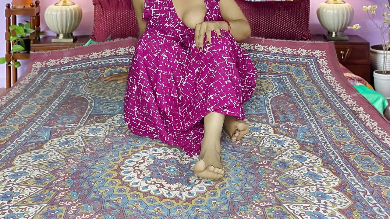 Ateşli desi evli kadın erkek arkadaşıyla pembe renkli gecelik sert sert seks