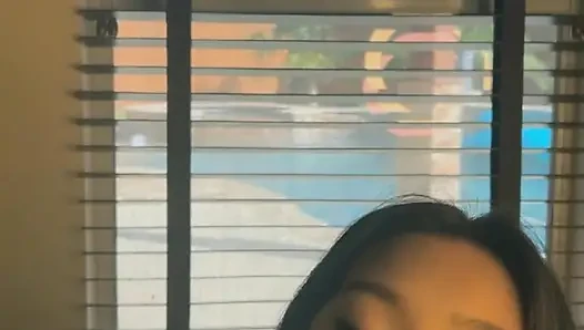 Seksi Asyalı kız 31 çekiyor ve sakso çekiyor büyük boşalma