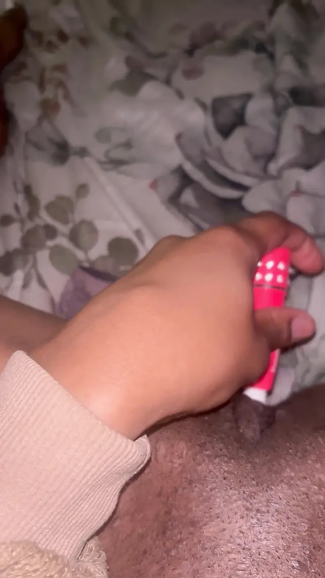 Şişman siyah amcığımla oynarken beni izle