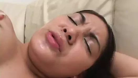 Saç örgüsü olan kadın sikilmeden önce erkeğe kafa verir