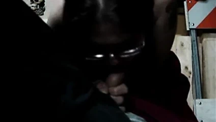 Penisinin dilimde kaymasını hissetmeyi seviyorum...