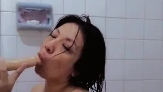 Playing with Dulceivanka in the bathroom
