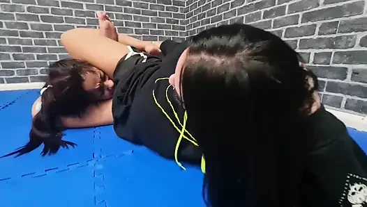 Scissor fight extreme legs by top Babe Alice