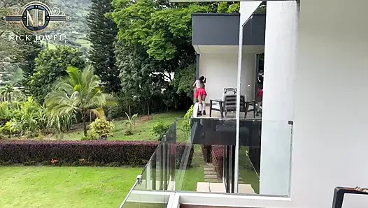 Küçük Bir Kız, Komşusunu Baştan Çıkarıp Onun Penisini Içine Sokmaya Çalışıyor