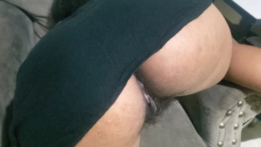 Latin amatör seksi götünü ve kıllı amcığını özgüvenle gösteriyor, oyuncu vücut ve doğal