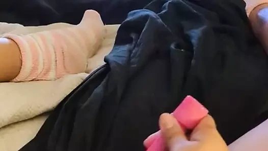 Ev arkadaşları yan odada parti yaparken neredeyse boşalıyor ve porno izlerken yakalanıyor