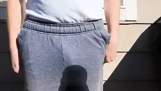 Sissy ibne ezik pantolonunu dışarıda işiyor.