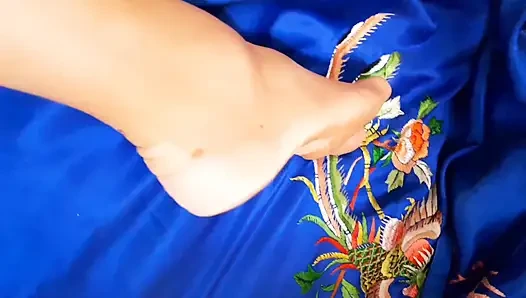 Selena'nın güzel doğal ayaklarında oyunlar