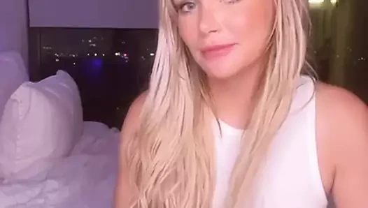 Kirli güneyli orta yaşlı seksi kadın sıkı deliklerini sikiyor