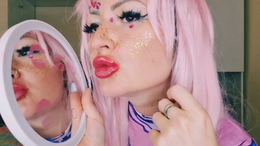 Aynada kendini öpüyorsun. Öpüşme fetişi, dudak fetişi, ruj fetişi.