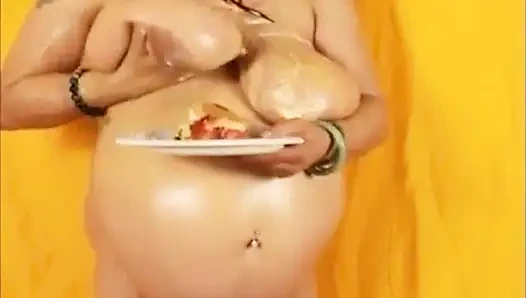 Dağınık buger ve büyük doğal memeler