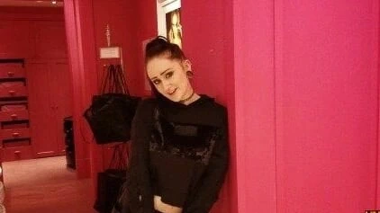 Minik genç üvey kızımın ilk iç çamaşırı